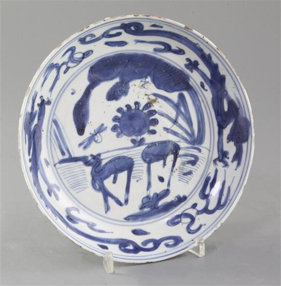 A Chinese late Ming kraak blue and white dish, Wanli period, 19.5cm